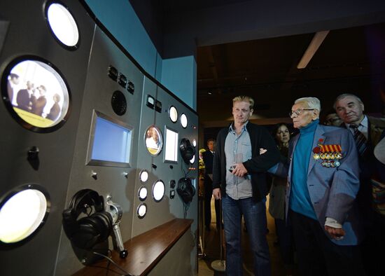 Multimedia installation imitating firing console of RDS-1 atomic bomb