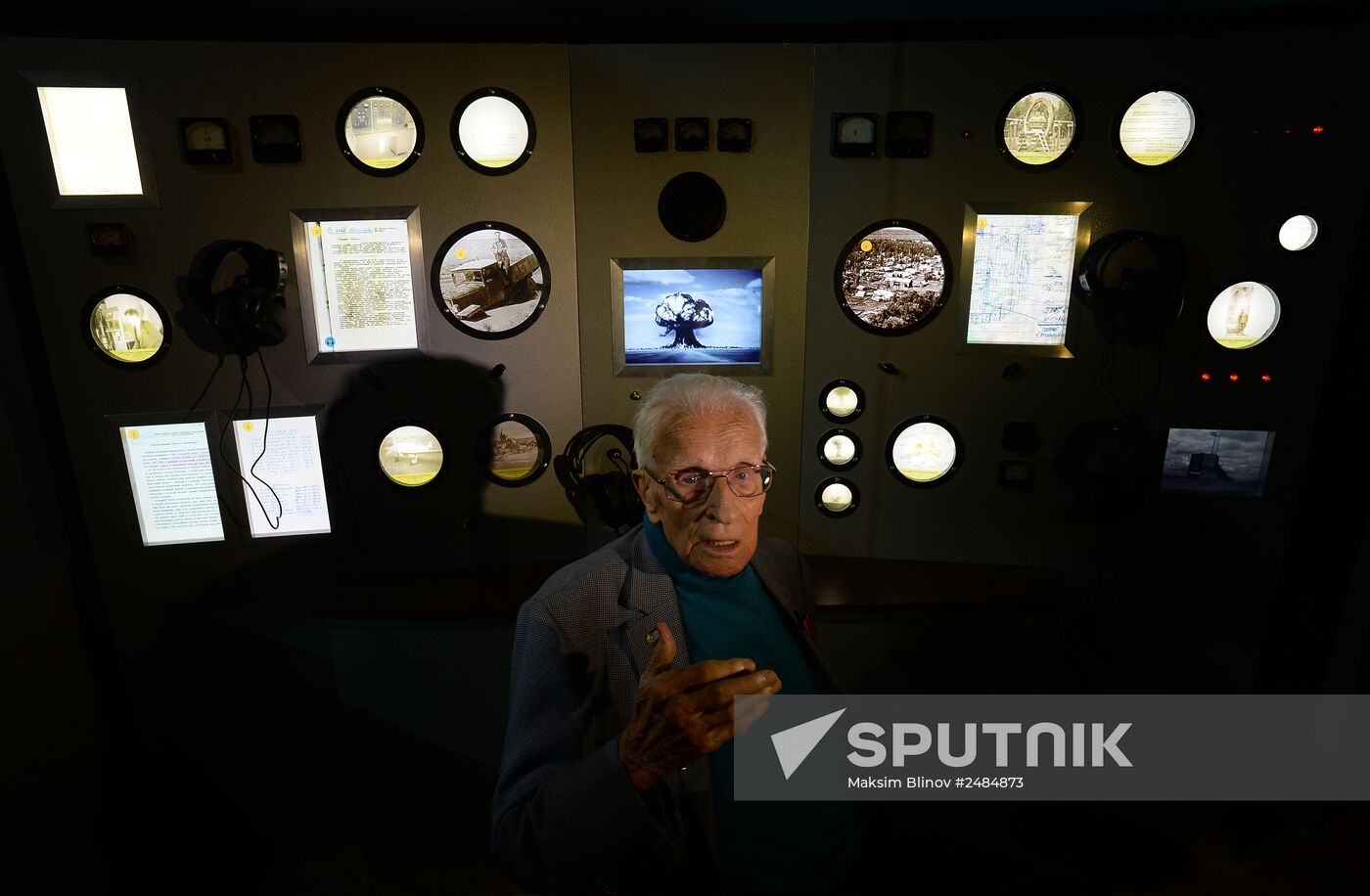 Multimedia installation imitating firing console of RDS-1 atomic bomb