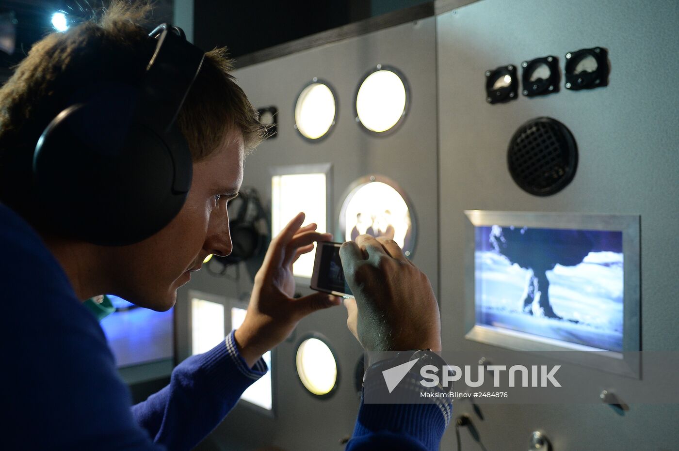 Multimedia installation imitating firing console of RDS-1 atomic bomb