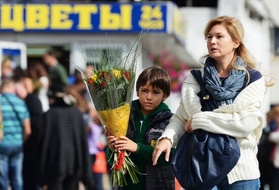 Selling flowers in the run-up to Knowledge Day