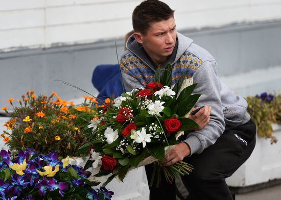 Selling flowers in the run-up to Knowledge Day