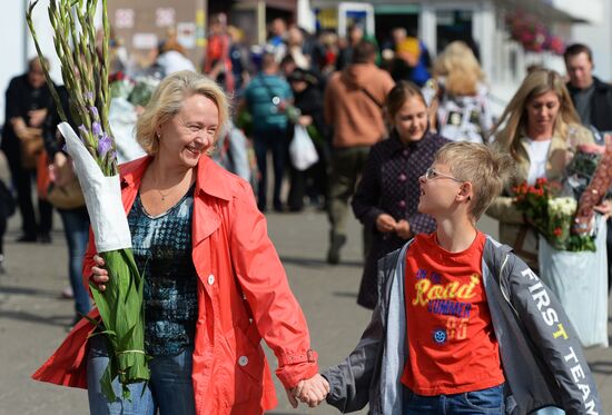 Selling flowers in the run-up to Knowledge Day