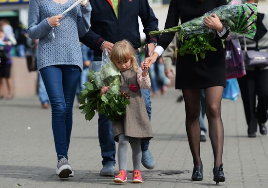 Selling flowers in the run-up to Knowledge Day