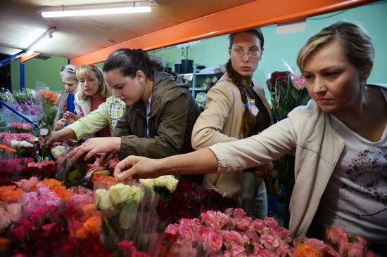 Selling flowers in the run-up to Knowledge Day
