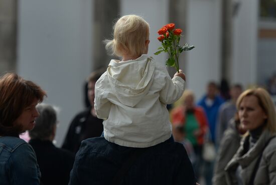Selling flowers in the run-up to Knowledge Day