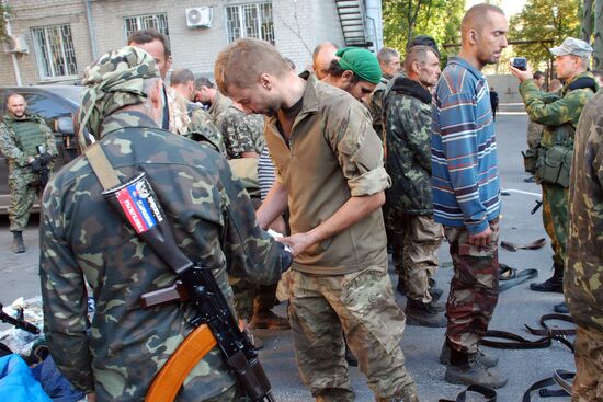 Ukrainian servicemen leave encirclement outside Ilovaisk