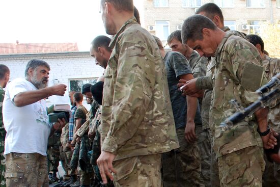 Ukrainian servicemen leave encirclement outside Ilovaisk