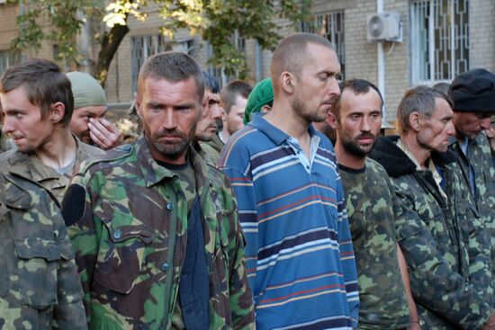 Ukrainian servicemen leave encirclement outside Ilovaisk