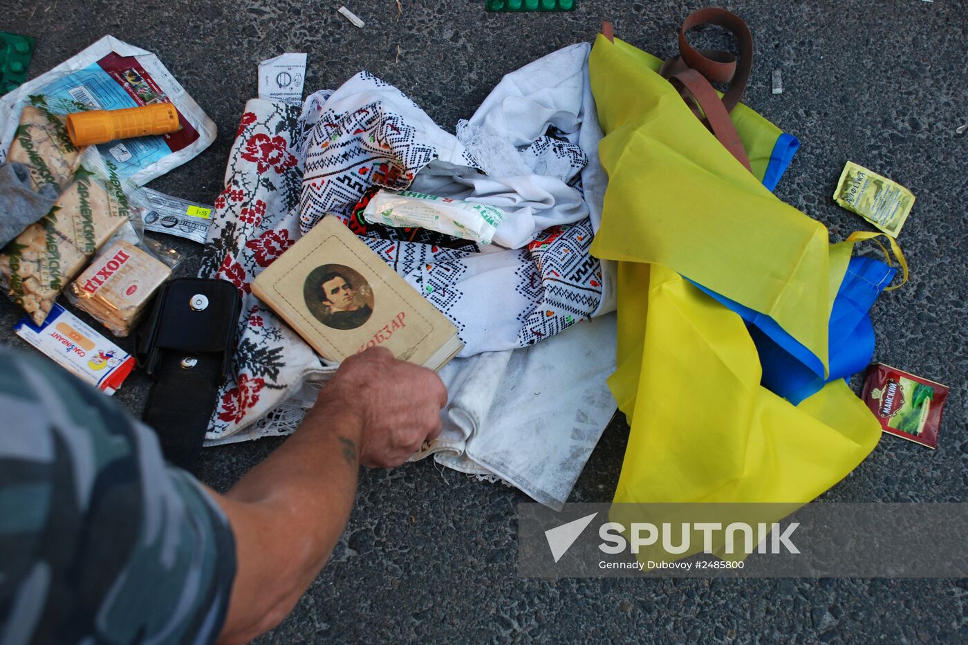 Ukrainian servicemen leave encirclement outside Ilovaisk