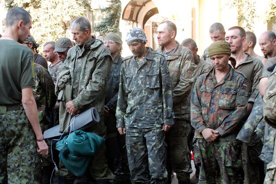 Ukrainian servicemen leave encirclement outside Ilovaisk