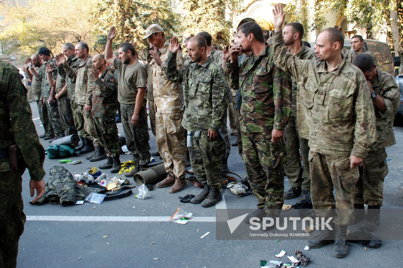 Ukrainian servicemen leave encirclement outside Ilovaisk