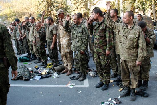 Ukrainian servicemen leave encirclement outside Ilovaisk
