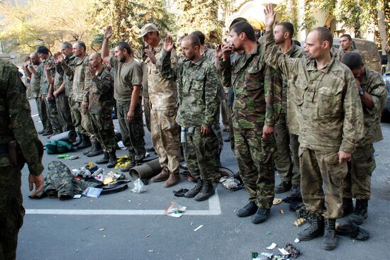 Ukrainian servicemen leave encirclement outside Ilovaisk