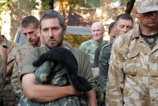 Captured Ukrainian soldiers taken out of encirclement near Ilovaisk
