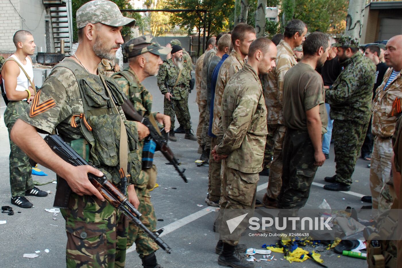 Captured Ukrainian soldiers taken out of encirclement near Ilovaisk