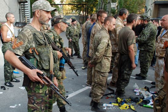 Captured Ukrainian soldiers taken out of encirclement near Ilovaisk