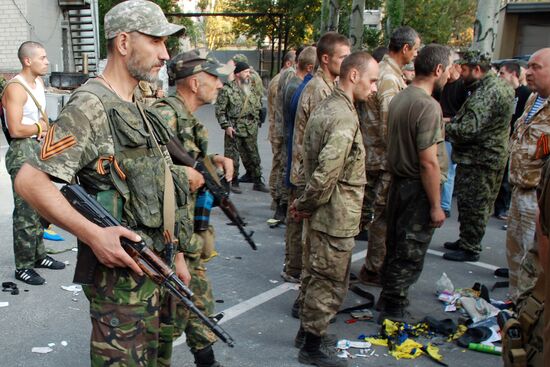 Captured Ukrainian soldiers taken out of encirclement near Ilovaisk