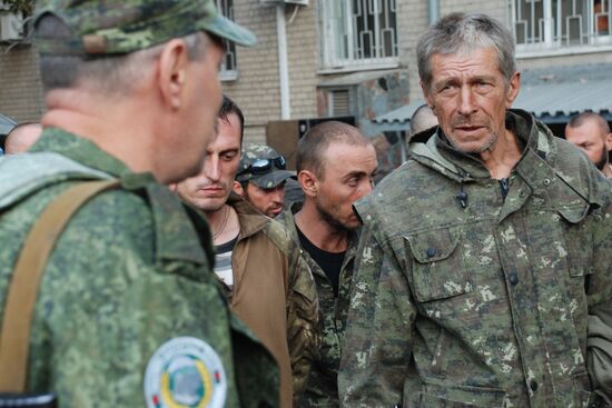 Captured Ukrainian soldiers taken out of encirclement near Ilovaisk