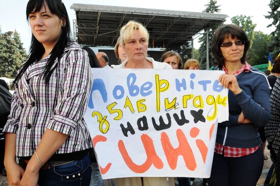 Protesters demand return of captive Ukrainian servicemen