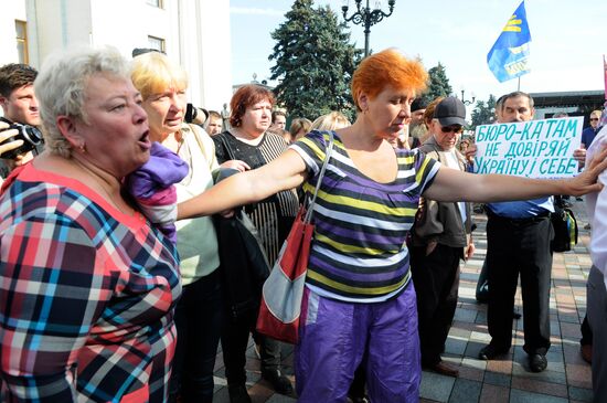 Protesters demand return of captive Ukrainian servicemen