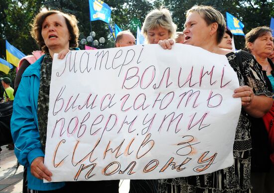 Protesters demand return of captive Ukrainian servicemen