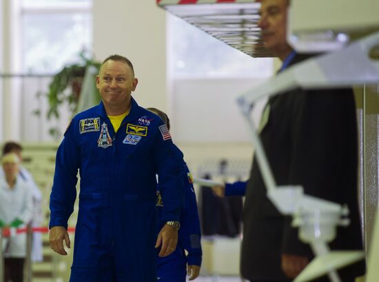 Soyuz TMA-14M main and backup crews during exam