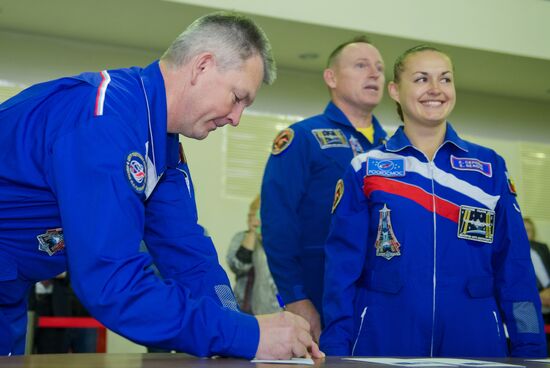 Soyuz TMA-14M main and backup crews during exam