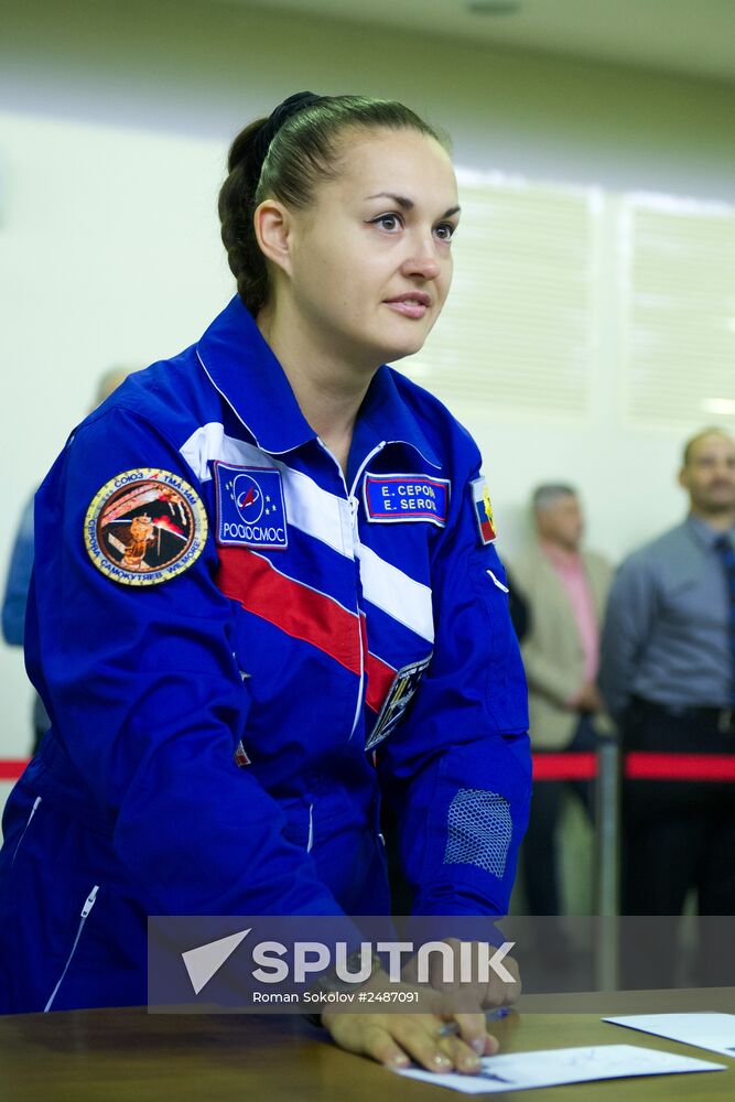 Soyuz TMA-14M main and backup crews during exam