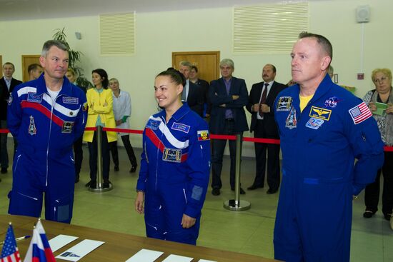 Soyuz TMA-14M main and backup crews during exam