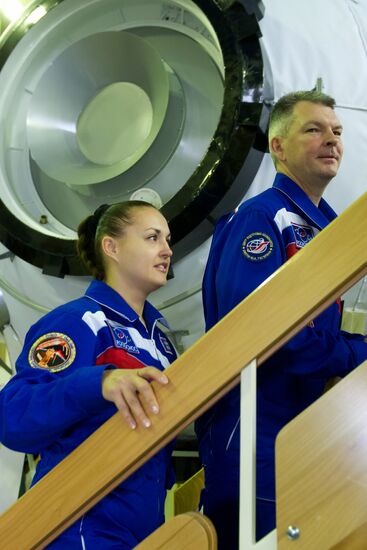 Soyuz TMA-14M main and backup crews during exam