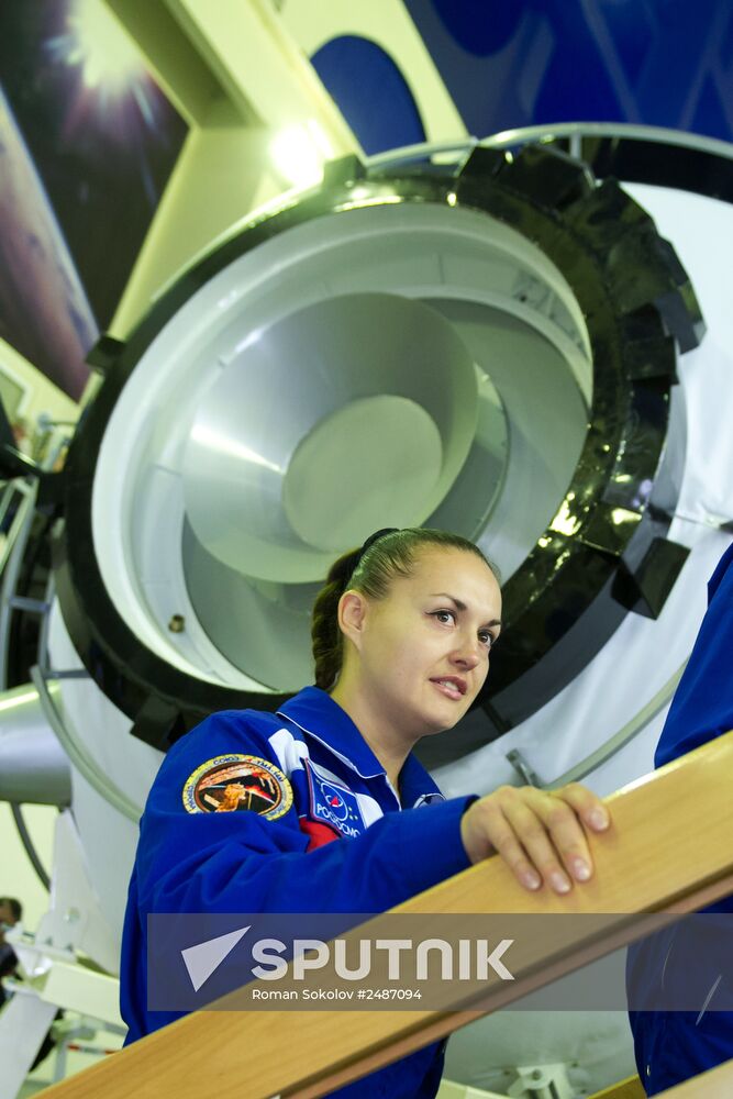 Soyuz TMA-14M main and backup crews during exam
