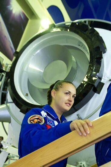 Soyuz TMA-14M main and backup crews during exam