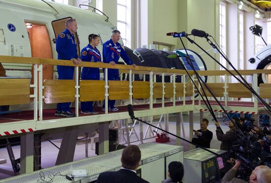 Soyuz TMA-14M main and backup crews during exam