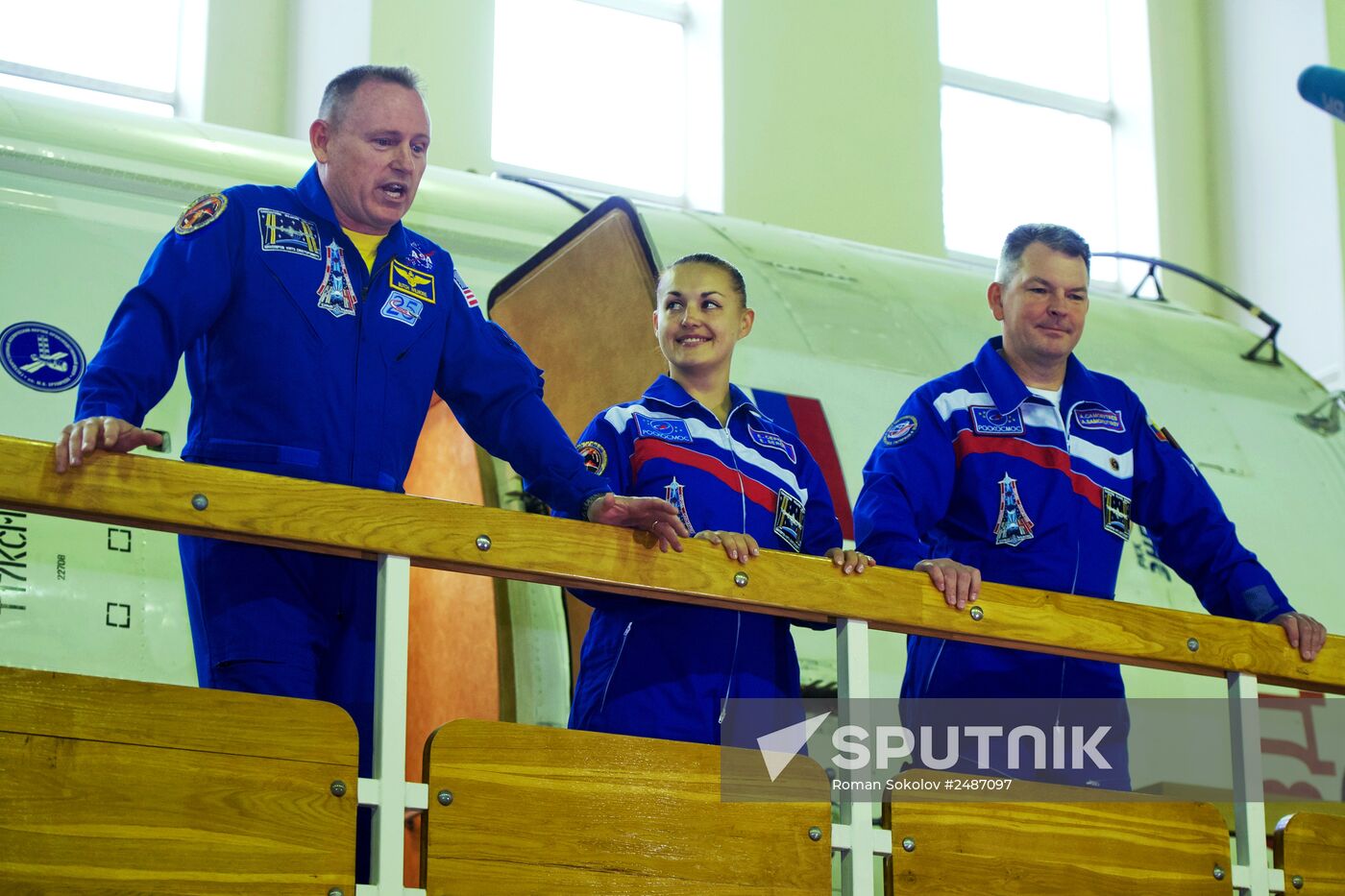 Soyuz TMA-14M main and backup crews during exam
