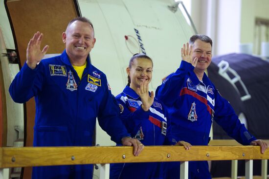 Soyuz TMA-14M main and backup crews during exam