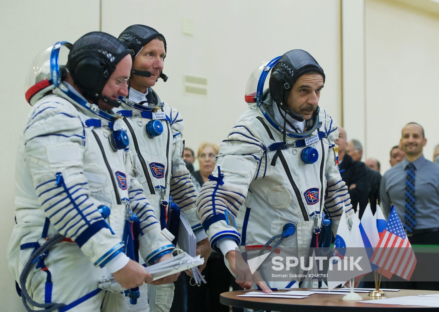 Soyuz TMA-14M main and backup crews during exam