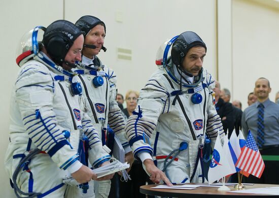 Soyuz TMA-14M main and backup crews during exam
