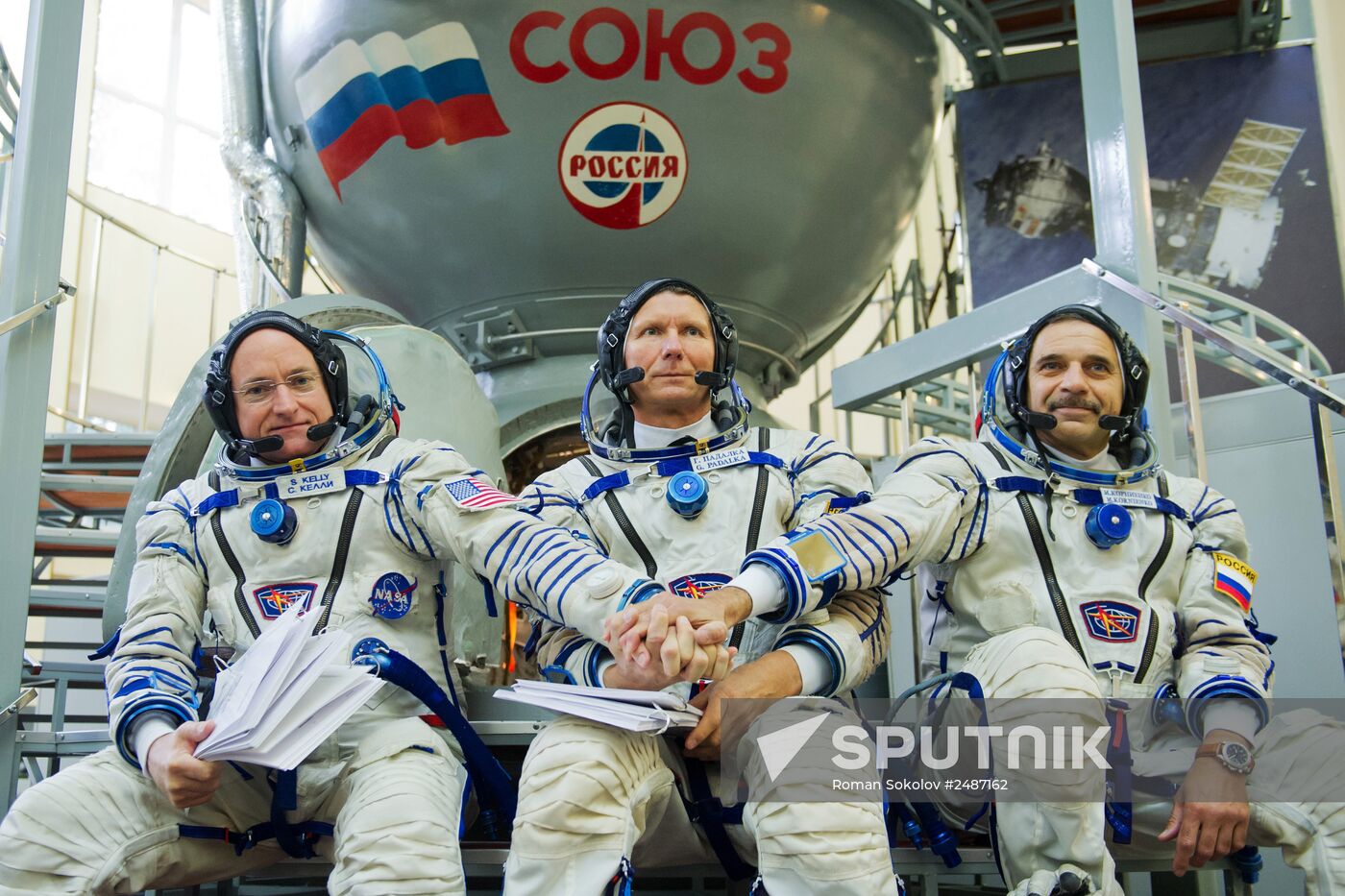 Soyuz TMA-14M main and backup crews during exam