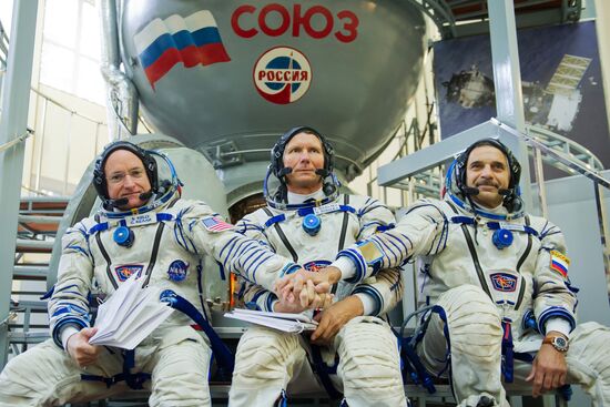 Soyuz TMA-14M main and backup crews during exam