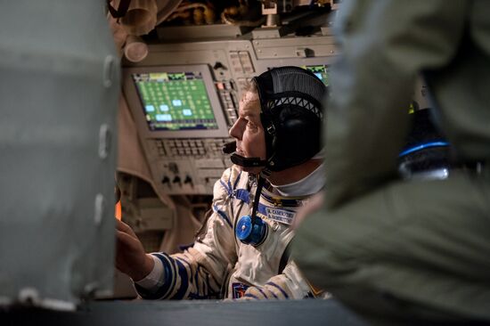 Main crew of the ISS 41/42 Expedition trains aboard Soyuz-TMA-M spacecraft simulator