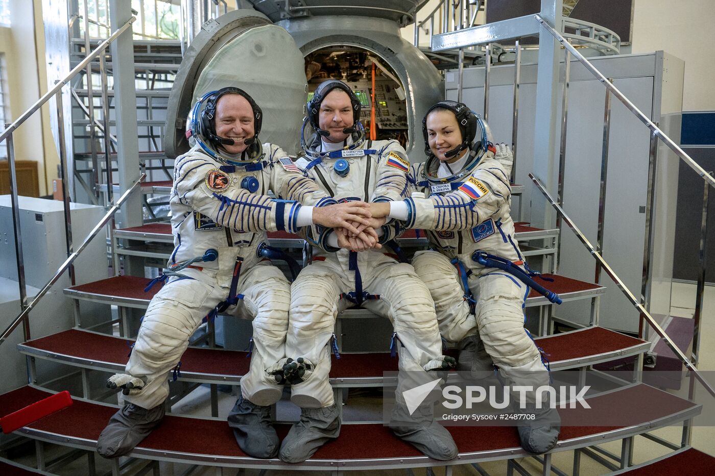 Main crew of the ISS 41/42 Expedition trains aboard Soyuz-TMA-M spacecraft simulator
