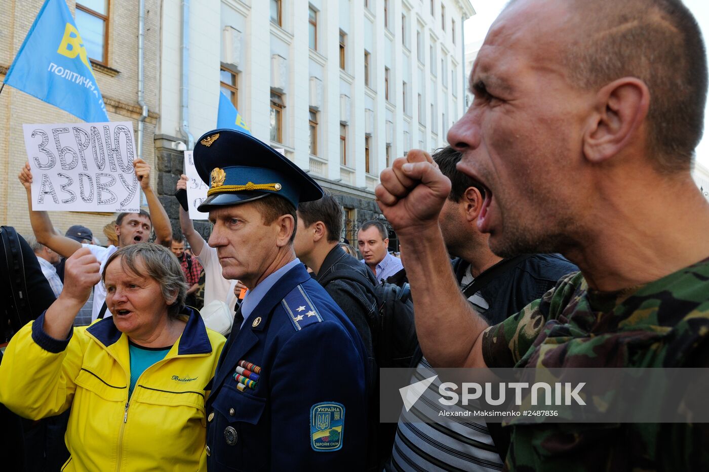 Representatives of volunteer battalions stage a rally in Kiev