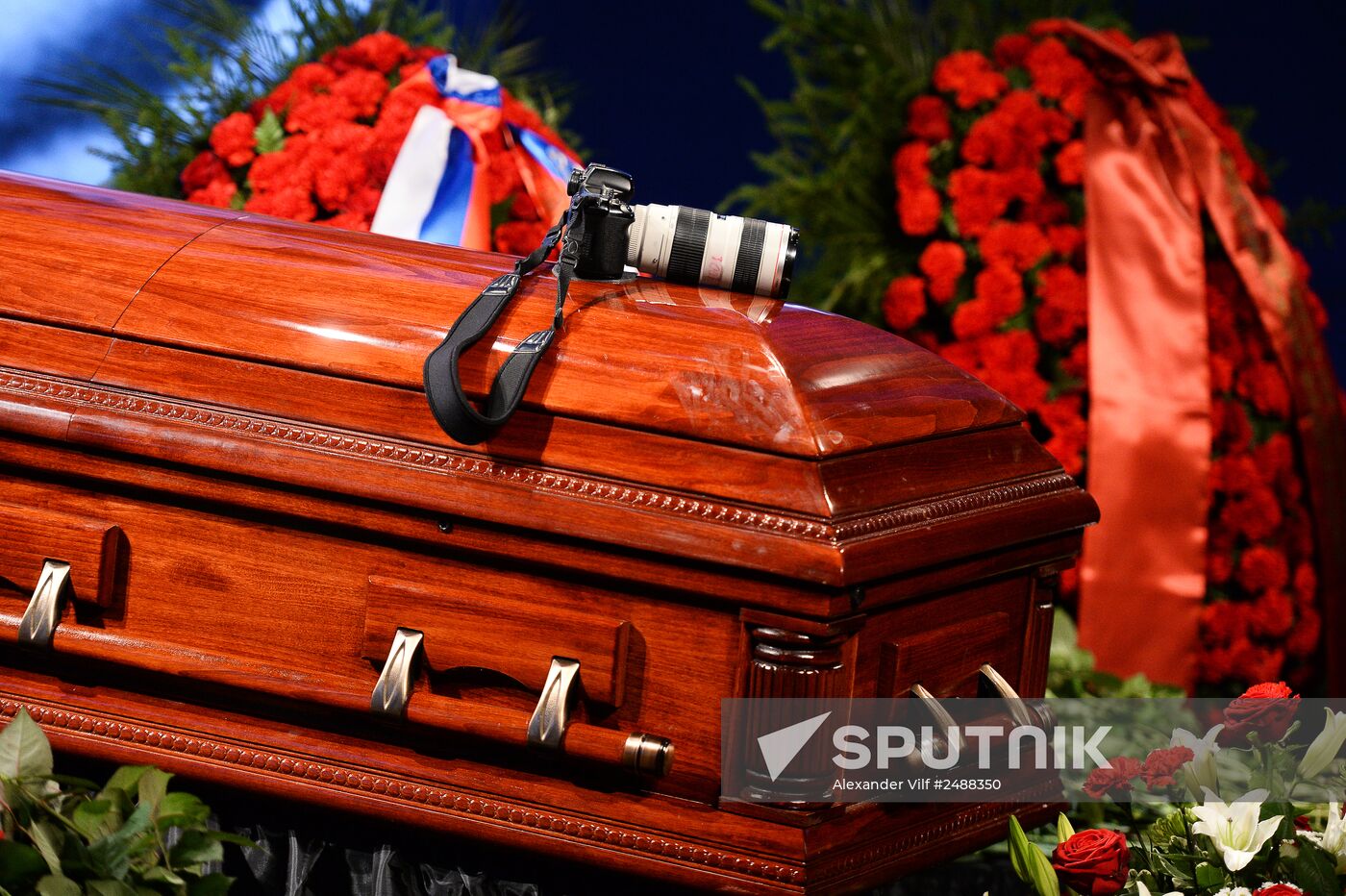 Paying last respects to Andrei Stenin at the International Information Agency Rossiya Segodnya