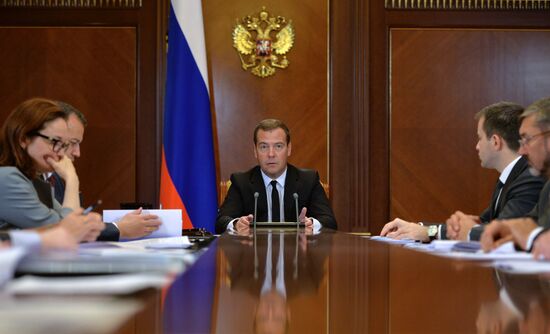 Dmitry Medvedev chairs meeting on Russian Post development
