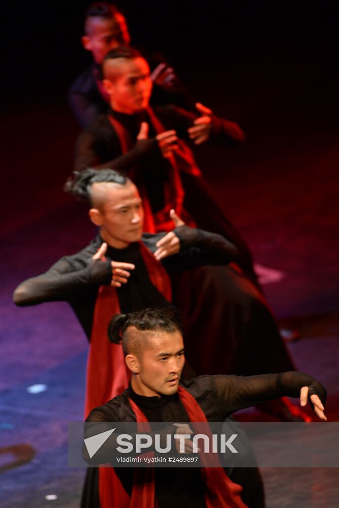 Contemporary Dragon Kungfu Company premieres The Shaolin Gates show