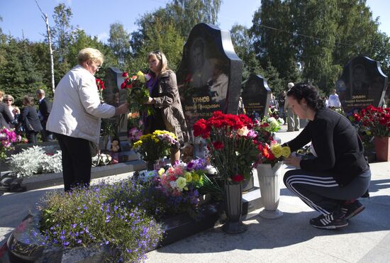 Yaroslavl commemorates Lokomotiv hockey players killed in plane crash