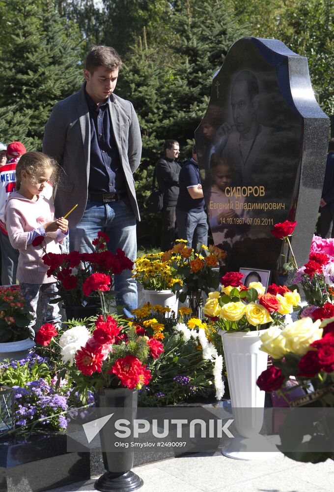 Yaroslavl commemorates Lokomotiv hockey players killed in plane crash