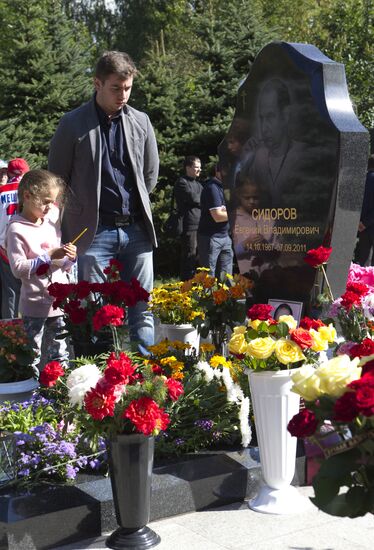 Yaroslavl commemorates Lokomotiv hockey players killed in plane crash