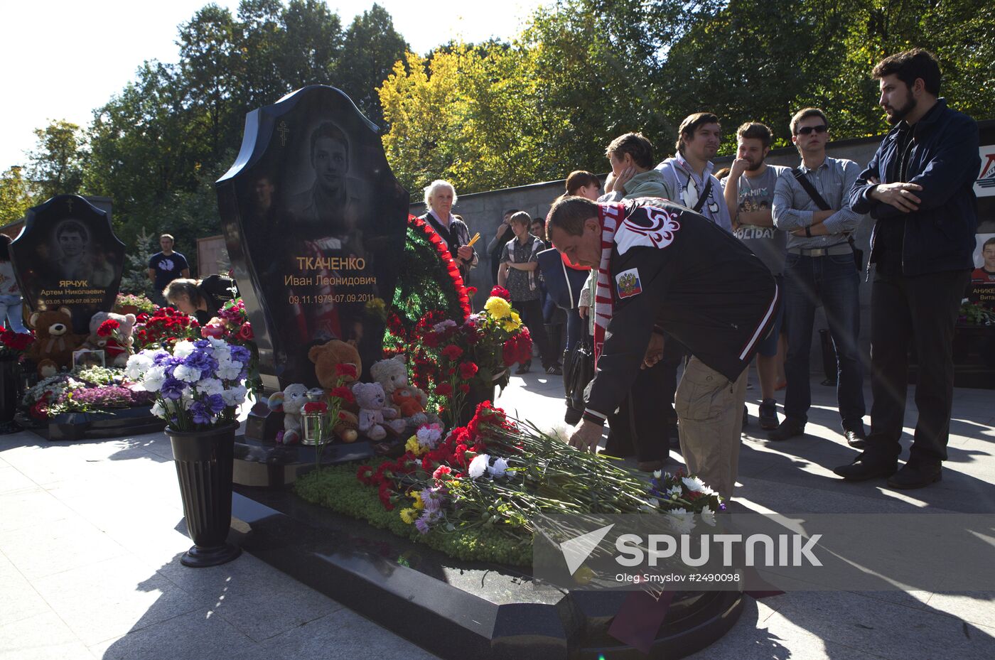 Yaroslavl commemorates Lokomotiv hockey players killed in plane crash