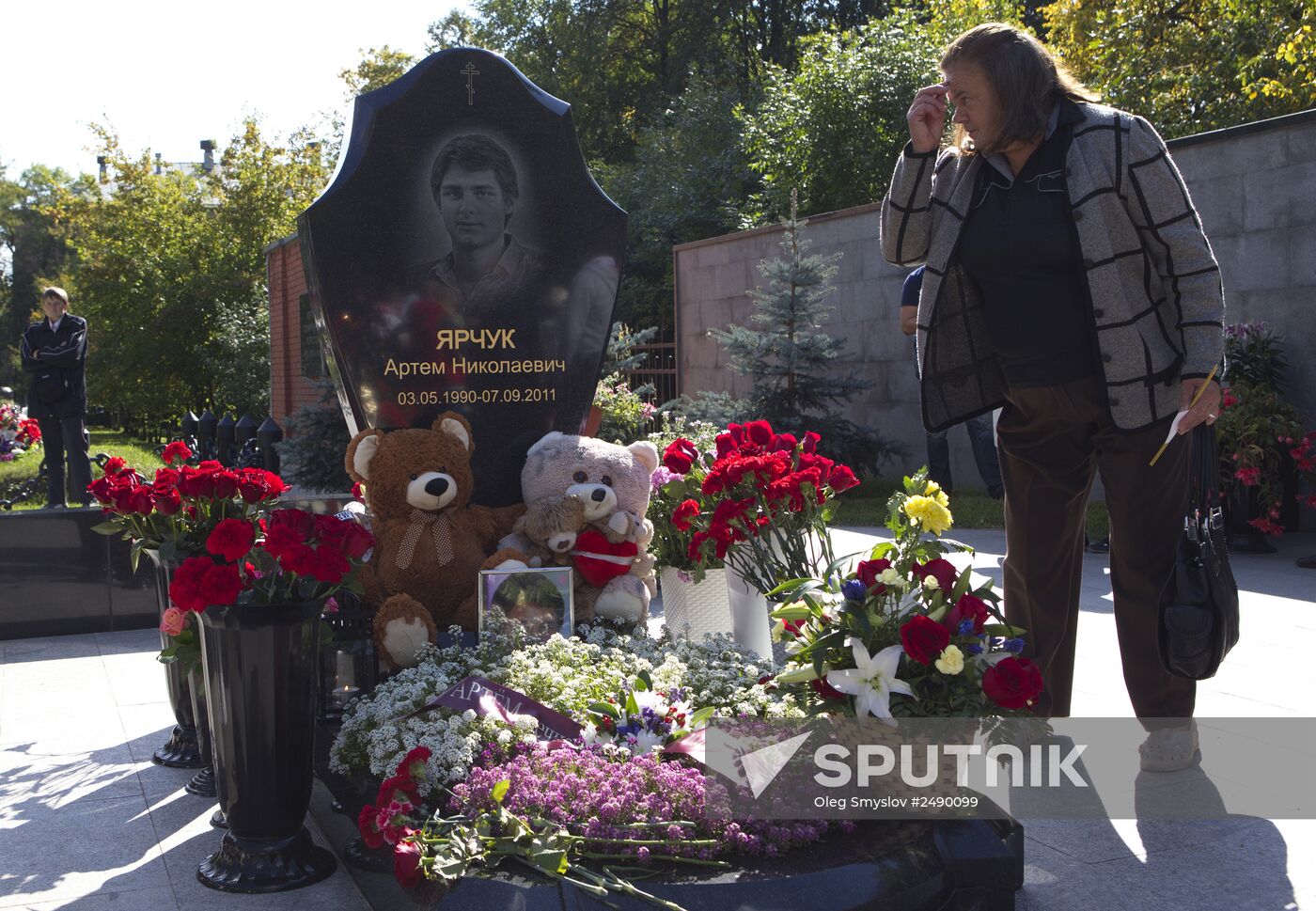 Yaroslavl commemorates Lokomotiv hockey players killed in plane crash